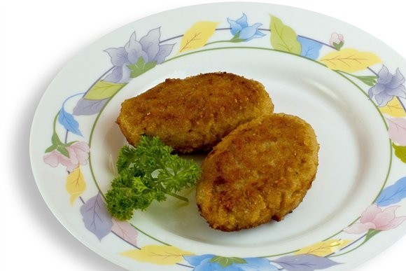 1. Этап. Котлеты свиные: 7. Готовые свиные котлеты выкладываем на тарелки и подаем к столу, предварительно украсив блюдо зеленью. Приятного аппетита!