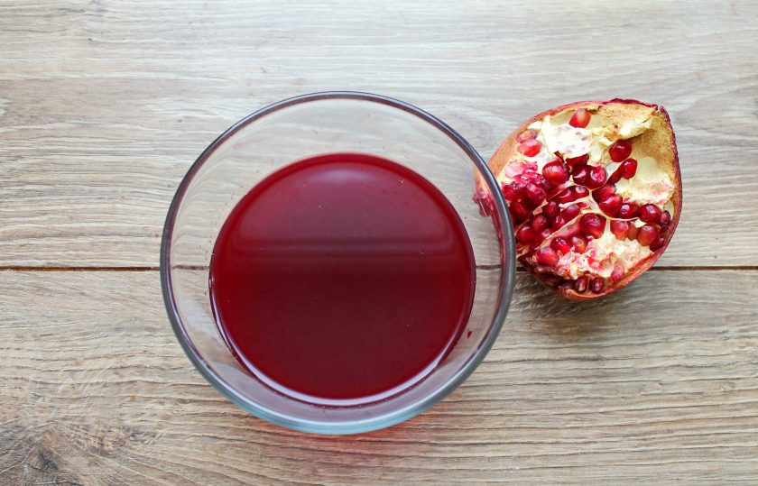 1. Этап. Гранатовый щербет: Отожмите из семечек граната сок любым удобным способом. Вам понадобится 250 миллилитров сока. Количество и цвет сока зависит от самих плодов и степени их зрелости.