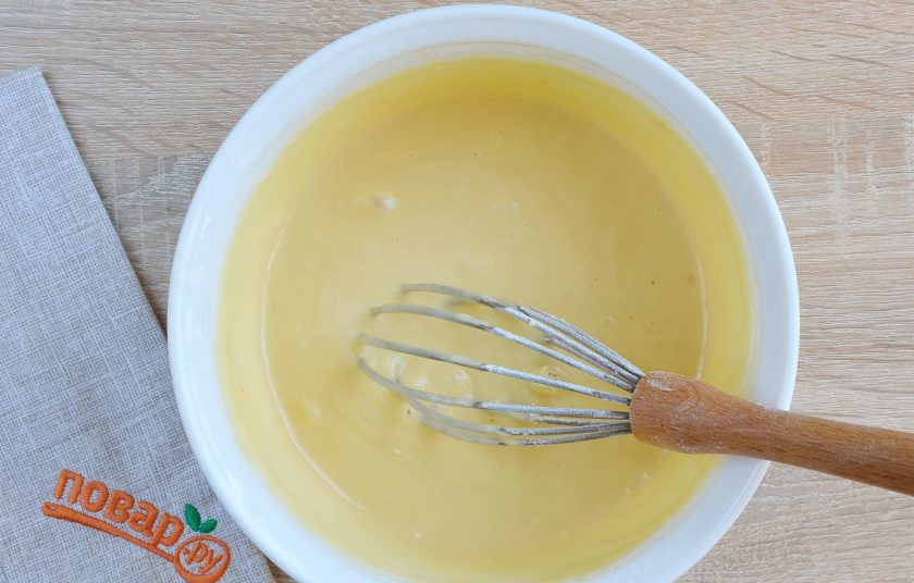 1. Этап. Яблочные пончики: Венчиком очень тщательно перемешайте ингредиенты, чтобы ни одного комочка не было. Кляр должен быть в меру густой, он не стекает быстро с венчика, а лениво съезжает. Если муки мало, добавьте еще ложку. Количество муки напрямую зависит от жирности кефира, величины яйца. Если кефир заменить сметаной, то муку нужно уменьшить.