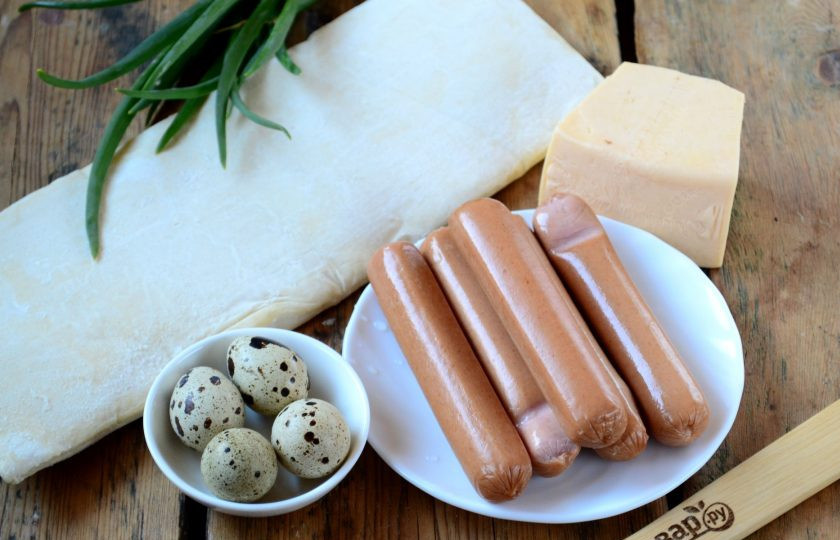 1. Этап. Закуска Крабик: Подготовьте все необходимые ингредиенты. Тесто заранее выньте из холодильника, перепелиные яйца отварите.