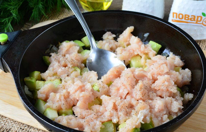 1. Этап. Макароны с фаршем и кабачками: В сковороду добавьте куриный фарш, соль и черный перец по вкусу.
