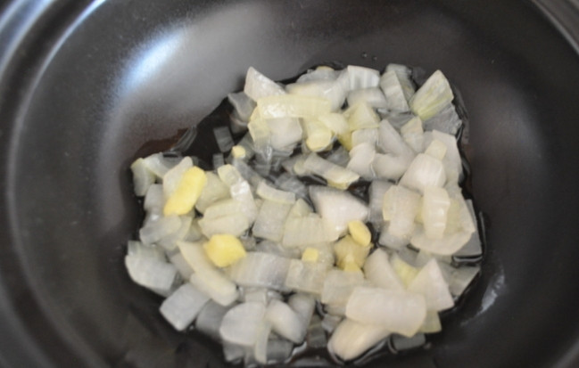 1. Этап. Таджин: 1. На дно таджина наливаем подсолнечное масло, отправляем его на огонь. Имбирь чистим и нарезаем крупными кусочками, слегка обжариваем его. Лук чистим и моем, нарезаем крупно, отправляем к имбирю, томим.