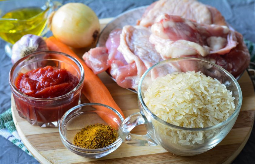 1. Этап. Плов с томатной пастой: Подготовьте ингредиенты для приготовления плова с томатной пастой.