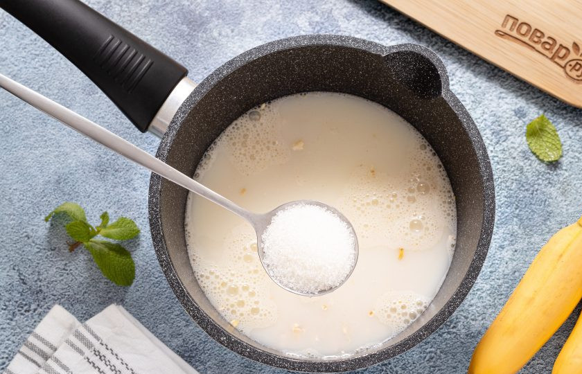 1. Этап. Овсянка с бананом и арахисовой пастой: Добавьте щепотку соли и сахар.