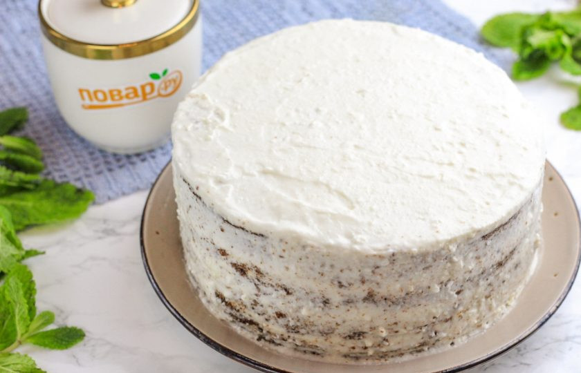 1. Этап. Торт из варенья черной смородины: Соберите весь торт и обмажьте его кремом, отправьте на полчаса в холодильник. В это время уварите 100 грамм смородинового варенья до густоты и остудите.