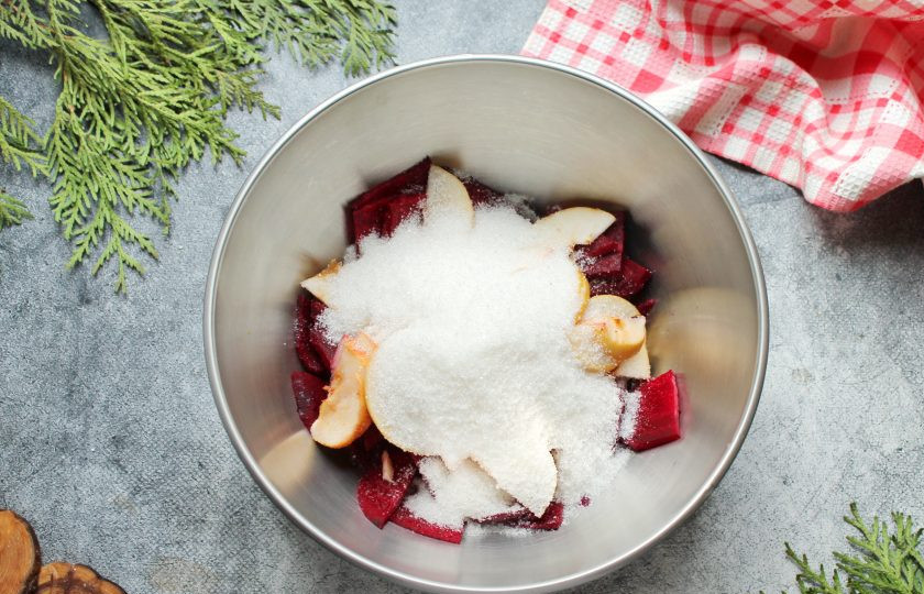 1. Этап. Свекольный уксус: Добавьте в миску сахар и перемешайте.