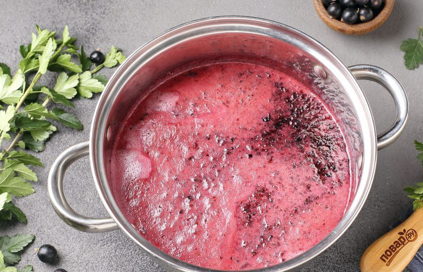 1. Этап. Варенье из чёрной смородины с имбирём: Затем добавьте сахар и воду. Помешивая на небольшом огне дайте сахару раствориться. Доведите до кипения и снимите образовавшуюся пену. Варите после закипания на среднем огне 10 минут.