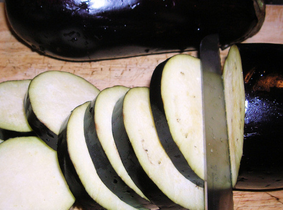 1. Этап. Баклажаны с сыром и чесноком: 1. Баклажаны промойте и нарежьте кружочками одинаковой толщины. Кожицу снимать не надо.