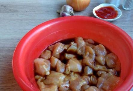 1. Этап. Куриная грудка в кисло-сладком соусе: Наливаем в миску с куриным филе соевый соус так, чтобы все кусочки были покрыты, и отправляем в холодильник на часа 2.