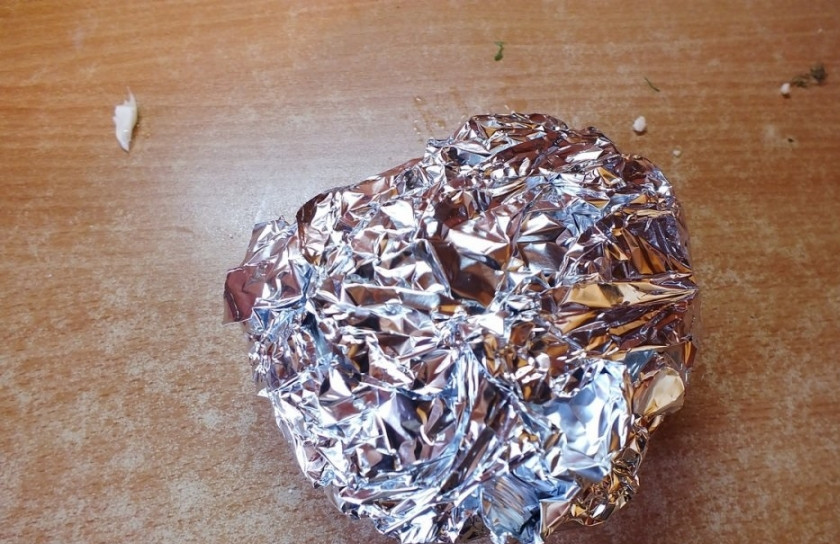 1. Этап. Цветная капуста с болгарским перцем: 5. Плотно завернуть фольгу и отправить конверт в разогретую духовку. Запекать блюдо около 20 минут до готовности. Затем аккуратно развернуть фольгу, переложить овощи на тарелку и можно подавать к столу.