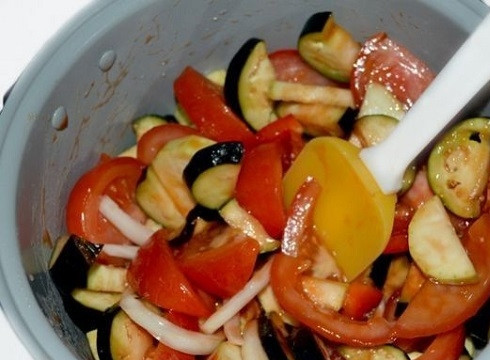 1. Этап. Рататуй в мультиварке: В чашу мультиварки добавляем оливковое масло, выкладываем овощи и томатную пасту. Наливаем вино, добавляем соль, сахар и прованские травы. Перемешиваем и готовим 25 минут, включив функцию 