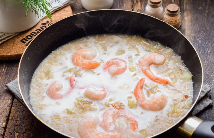 1. Этап. Ризотто с креветками: Добавьте сливки и специи, готовьте еще 8 минут на среднем огне.