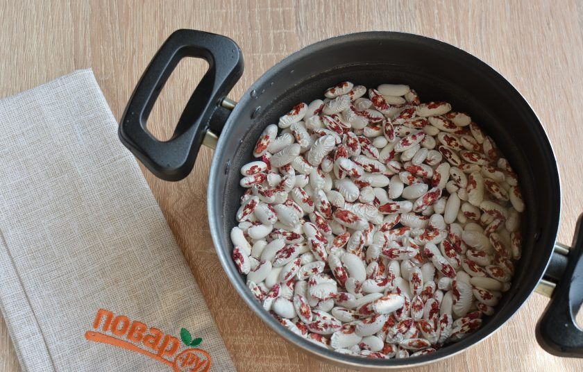 1. Этап. Борщ с лимоном: 2. Слейте с фасоли воду, залейте чистой порцией воды и варите до готовности.