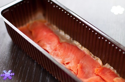 1. Этап. Парфе из креветок: Подготовьте форму для будущего парфе (по необходимости застелите дно пищевой пленкой). Выложите на дно слой из тонко нарезанного копченого лосося.