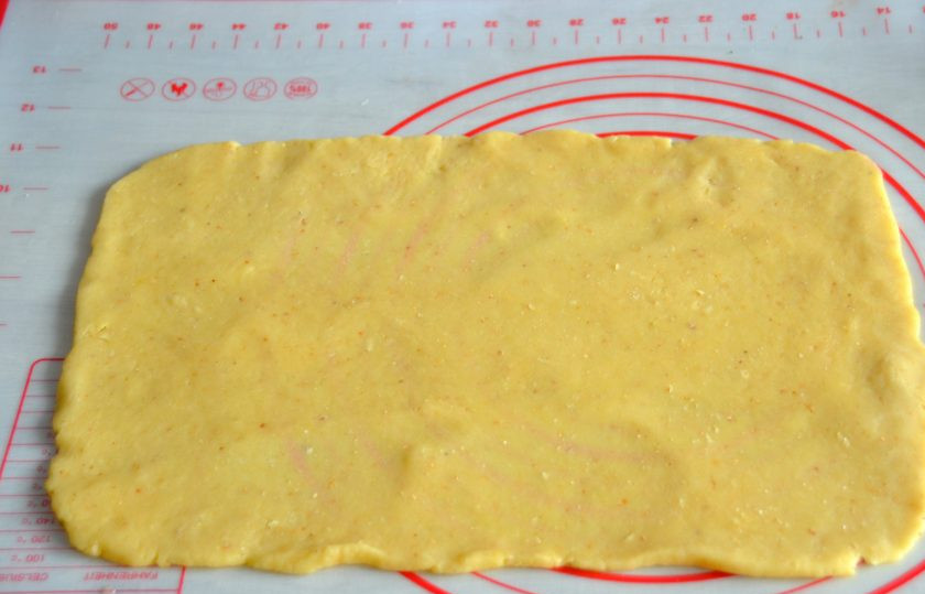 1. Этап. Саксонское печенье: Раскатайте светлое тесто в тонкий прямоугольный пласт толщиной примерно 3 мм.