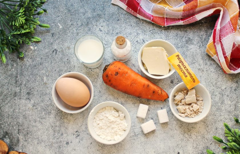 1. Этап. Морковное тесто: Подготовьте все необходимые ингредиенты для приготовления морковного теста. Морковь почистите и вымойте.