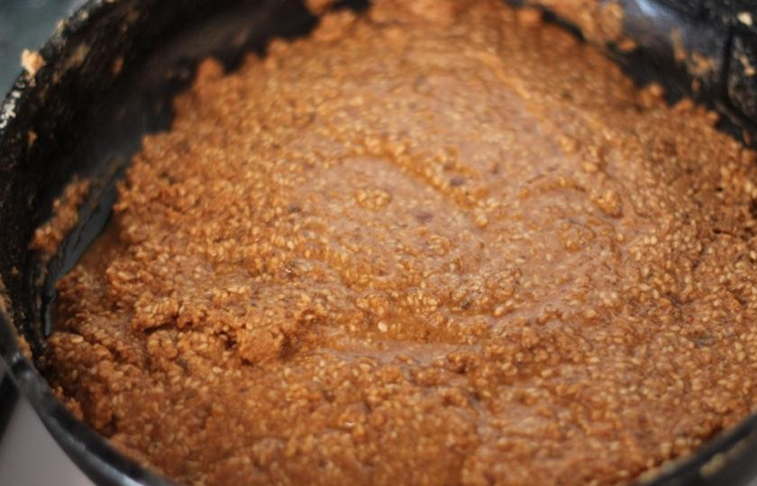 1. Этап. Кунжутное бурфи: Получившуюся массу хорошенько перемешать деревянной ложкой или лопаткой.