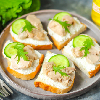 Бутерброды с печенью трески и творожным сыром