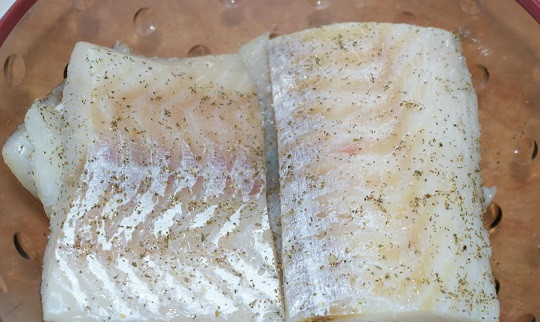 1. Этап. Рыба запеченная диетическая: 2. Филе рыбки, в данном случае трески, вымыть и обсушить. Присыпать специями по вкусу со всех сторон.