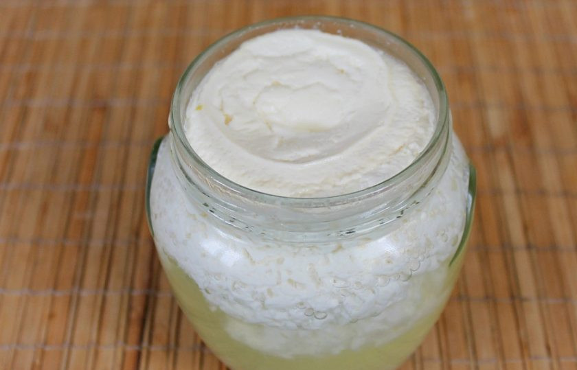 1. Этап. Творог из магазинного молока: После прогревания отделяется сыворотка и образуются творожные хлопья. Банку ставим в холод на 3-4 часа.