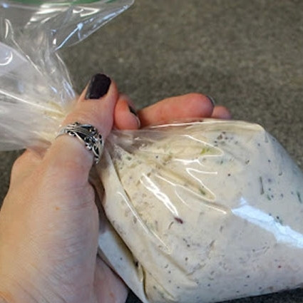 1. Этап. Закуска Морковь: Нашу начинку (я делала начинку несладкой, добавляла куриный салат) кладем в целлофановый пакет, делаем в уголке дырочку - для того, чтобы было проще наполнять наше тесто.