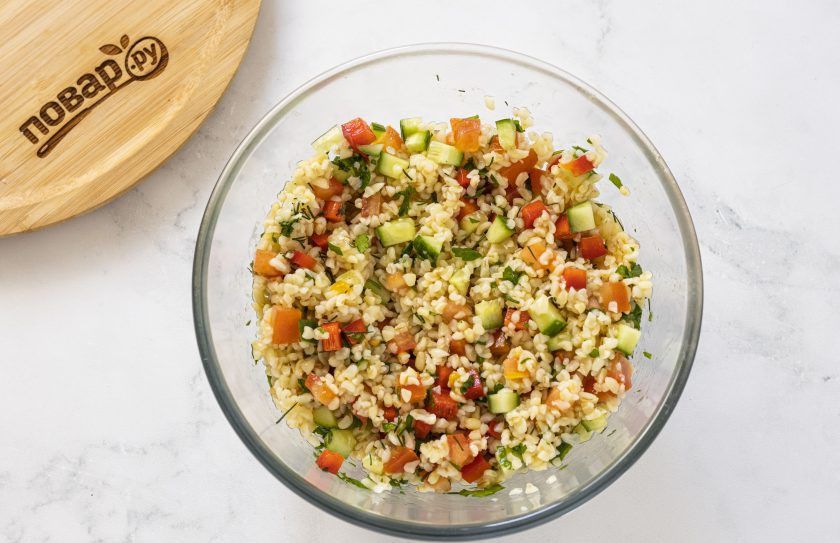 1. Этап. Салат с булгуром и овощами: Заправьте салат оливковым маслом и лимонным соком, посолите и поперчите по вкусу.