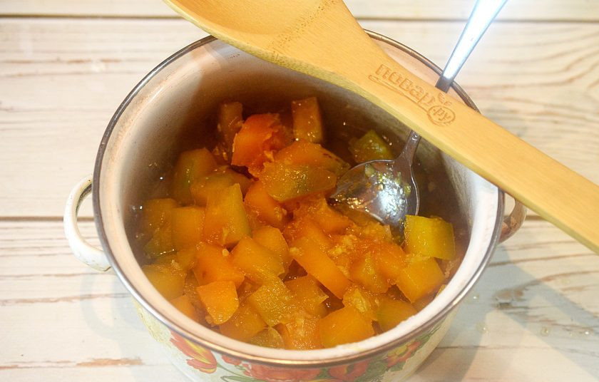 1. Этап. Варенье из тыквы с апельсином: 4. Добавьте в кастрюлю воду и доведите до кипения. Варите на небольшом огне 30 минут. Затем разложите по стерилизованным банкам и закатайте крышечками.