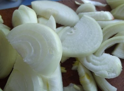 1. Этап. Гуляш из желудков куриных: Лук чистим и нарезаем полу кольцами. Добавляем лук к желудочкам и перемешиваем. Готовим на среднем огне.