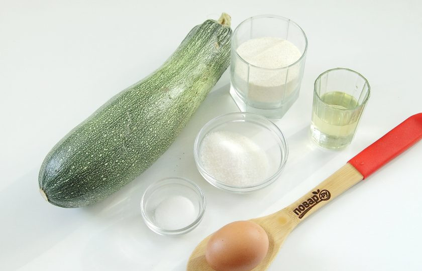 1. Этап. Оладьи из кабачков с манкой: Подготовьте все ингредиенты.