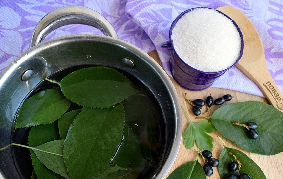 1. Этап. Варенье из смородины с листьями вишни: Листья залейте водой, доведите до кипения, и отварите на медленном огне под закрытой крышкой в течение 10 минут.