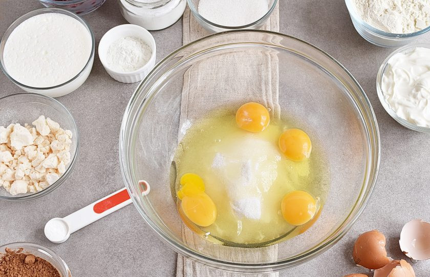 1. Этап. Торт в мультиварке: Взбейте яйца со стаканом сахара до увеличения объема в три раза.