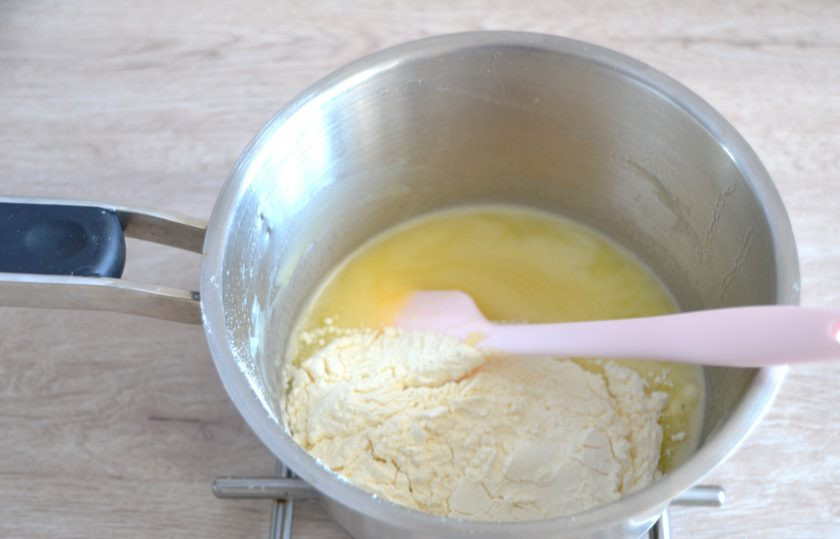 1. Этап. Картофельные профитроли: Всыпьте всю муку, размешайте.