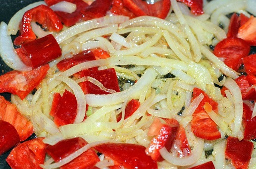 1. Этап. Перкельт из свинины: 3. Тем временем вымыть и очистить от хвостика и семян перец. Нарезать небольшими кубиками и отправить на сковороду к мягкому луку.