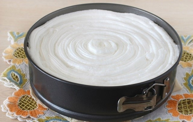 1. Этап. Пирог из мягкого творога: Расспределите белковый крем и продолжайте выпекать еще 10 минут до карамелизации поверхности пудинга.