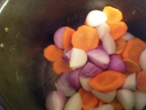 1. Этап. Печеночный паштет на зиму в банках: Готовую печень переложим в другую посуду, а дальше пожарим лук и морковь. Их можно нарезать крупными кусочками: лук на 4-5 частей, а морковку — крупными кружочками.