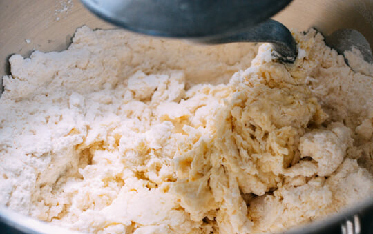 1. Этап. Красивые булочки из дрожжевого теста: 1. Для начала нужно заняться основой. Соедините в глубокой мисочке сливки, молоко, яйцо, сахар, дрожжи, муку, соль.