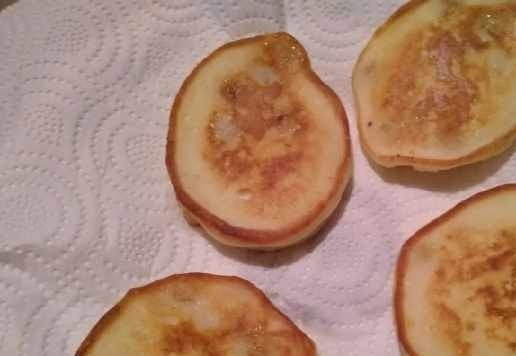 1. Этап. Рисовые оладьи с бананом: Снимать на бумажное полотенце.