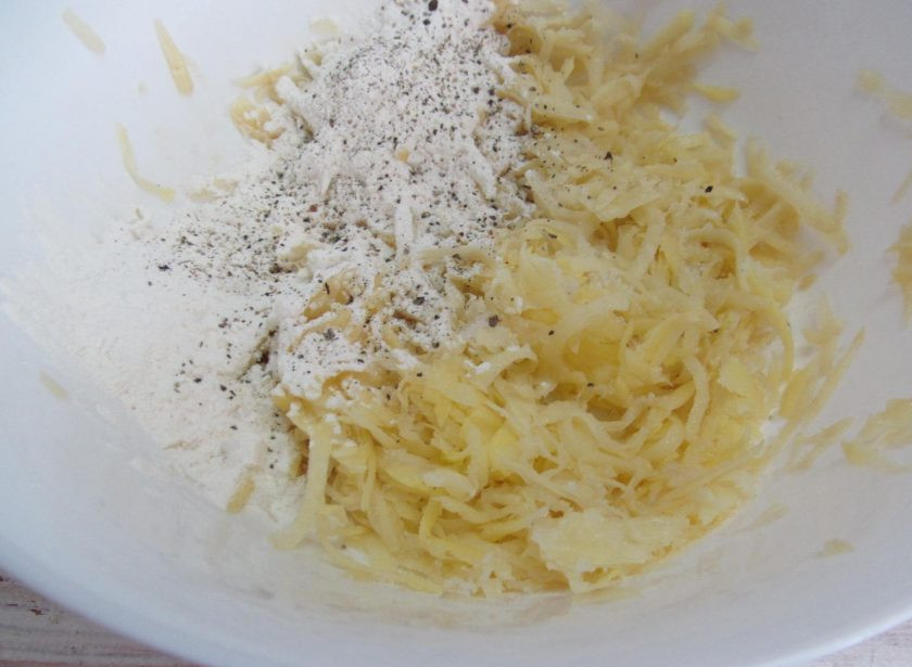 1. Этап. Картофельная запеканка с индейкой: Картофель очистить и натереть на крупной терке с оставшимся луком. Отжать жидкость и добавить оставшуюся муку. Посолить и поперчить.