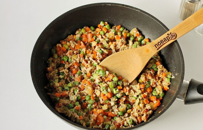 1. Этап. Жареный рис с яйцом: Добавьте взбитые яйца. Обжаривайте помешивая, пока яйца не схватятся.