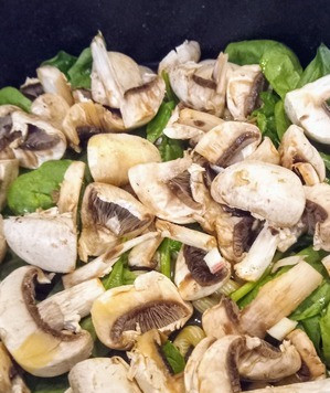 1. Этап. Паста с грибами, шпинатом и кешью: В отдельной ёмкости смешать грибы, 2 столовых ложки оливкового масла, 1 чайную ложку соли, чеснок. Выложить в ёмкость для запекания. Отправить её в духовку на 25 минут