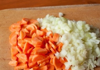 1. Этап. Суп с мясом и картошкой: Мясо положите в кастрюлю и залейте двумя литрами воды. Добавьте небольшую очищенную луковицу, перец горошком, лавровый лист и разрезанный пополам стебель сельдерея. Доведите до кипения и варите на медленном огне около часа, время от времени снимая пенки. В это время нарежьте морковь тонкими ломтиками, а лук и чеснок измельчите.