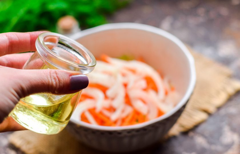 1. Этап. Легкий салат из пекинской капусты: Заправьте салат маслом и лимонным соком, всыпьте соль и перец.