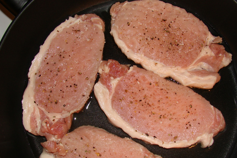 1. Этап. Отбивные в духовке с сыром: Разделите мясо на порционные кусочки, отбейте и присыпьте солью и перцем. Слегка обжарьте с двух сторон на растительном масле.