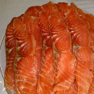 1. Этап. Тефтели из красной рыбы: Рыбу вымыть, удалить кожу, нарезать кусочками.