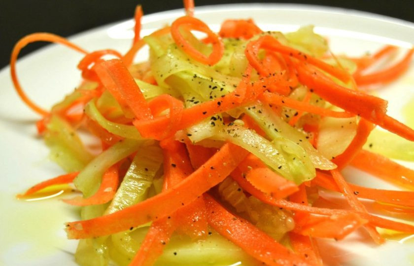 1. Этап. Диетический салат из моркови и огурца: 7. Подавайте вкусный и полезный салат к столу.