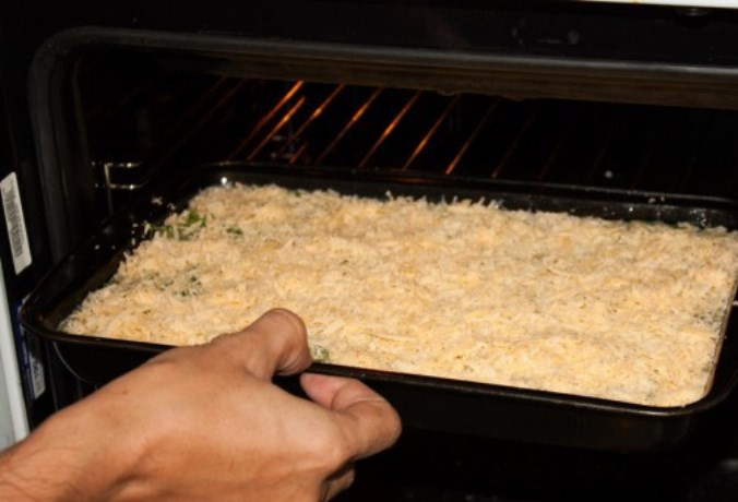 1. Этап. Куриная грудка в омлете: Смажьте форму для запекания маслом, выложите в неё курятину, залейте омлетной массой. Сверху посыпьте чесноком, зеленью и тертым сыром. Запекайте в духовке в течение 40 минут при 200 градусах.