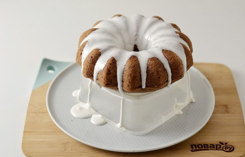 1. Этап. Постный рождественский кекс: Полейте получившейся глазурью кекс. Когда она немного стечет, украсьте на свой вкус. Я использую вяленую вишню, молотую апельсиновую цедру и миндальные лепестки.