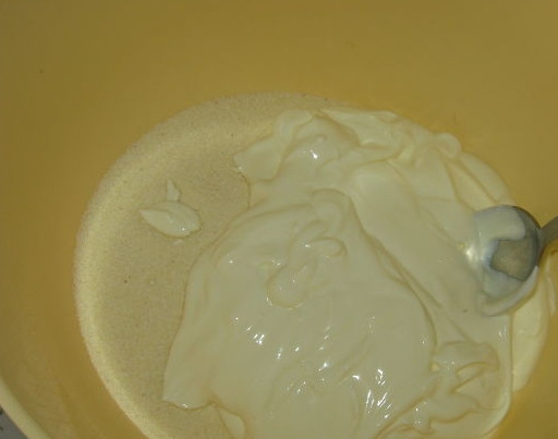 1. Этап. Манник классический на сметане: 1. Добавьте в сметану манную крупу, хорошо перемешайте. Оставьте настаиваться на час, чтобы манка хорошо пропиталась.