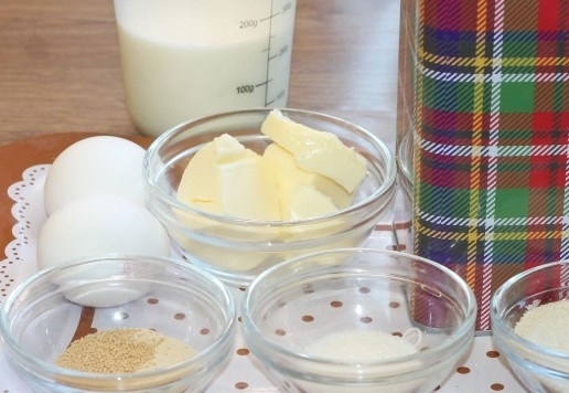 1. Этап. Плетеные булочки на молоке с начинкой: 1. Продукты для приготовления теста. Для сладких булочек, добавляем в тесто ванильный сахар.