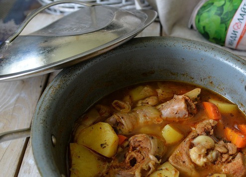 1. Этап. Острое рагу из индейки А-ля Такторитан: Подаём блюдо горячим, посыпав зелёным луком или любой зеленью по желанию. На гарнир в классическом рецепте подают рис. Я предпочитаю положить больше картофеля. Приятного аппетита!